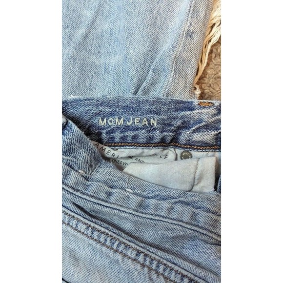 American Eagle Mom Jean Distressed Light Wash Women’s Size 4 - Picture 3 of 7